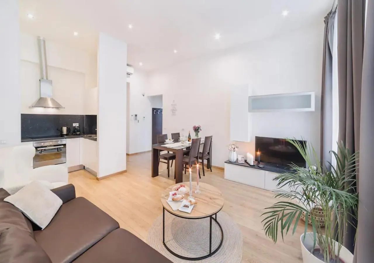 Premiere Dubcek Apartment プラハ